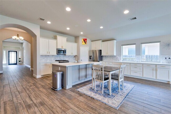 Building Photo - 2424 Burberry Ln