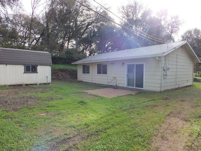 Building Photo - 2/1 1200 sf Rescue retreat - water included!