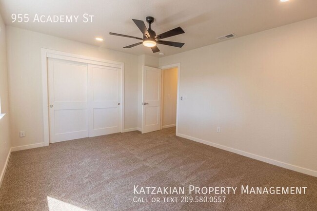 Building Photo - Luxury 2-Bedroom Apartment with Modern Upg...