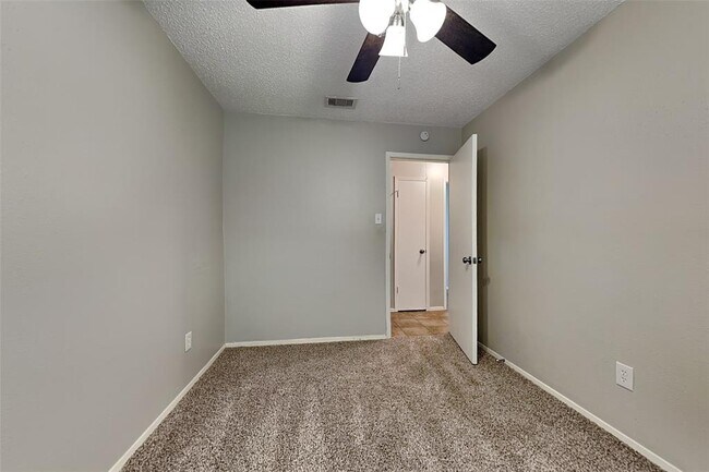 Building Photo - 18538 Spinney Ln