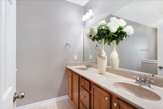Building Photo - Charming 3-Bed/3.5 Bath Townhouse with 211...