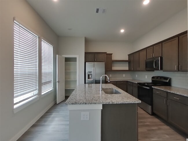 Building Photo - 9835 Willow Creek Commerce Dr