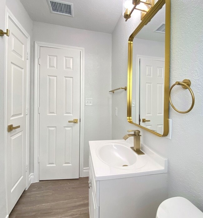 Building Photo - 810 Avenue D