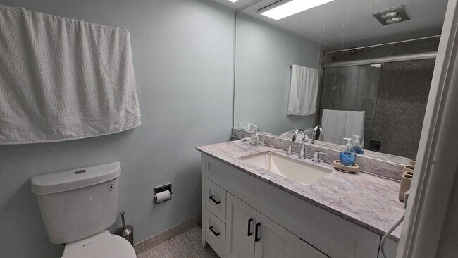 Building Photo - 3150 N Palm Aire Dr