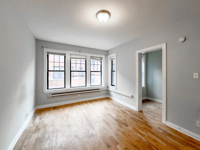 Building Photo - 4424 N Wolcott Ave