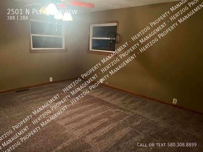 Building Photo - 2501 N Pleasantview-