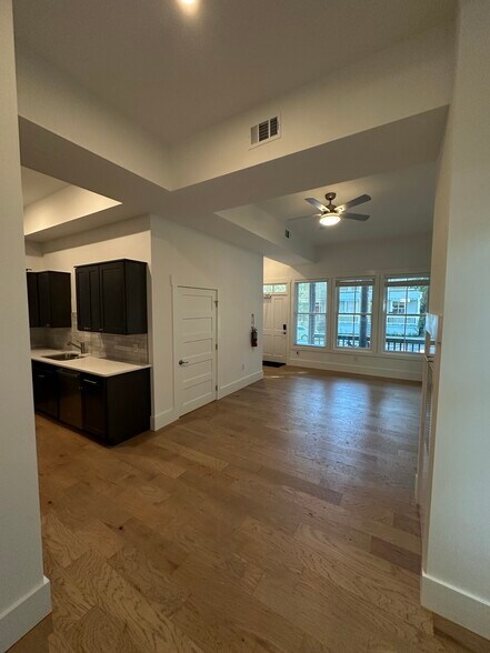 Building Photo - 530 E Park Ave