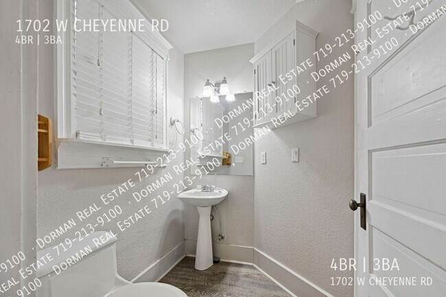Building Photo - 1702 W Cheyenne Rd