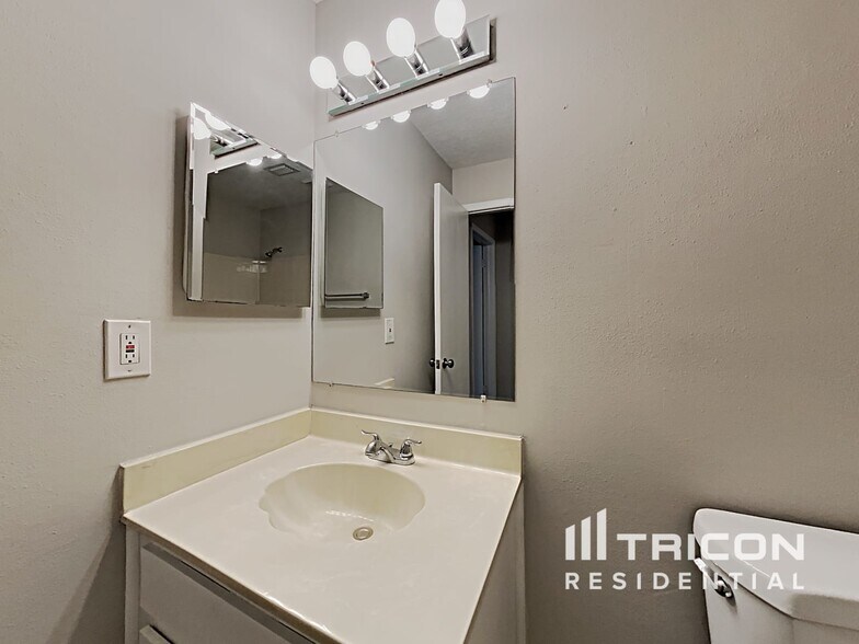 Building Photo - 707 Climate Dr