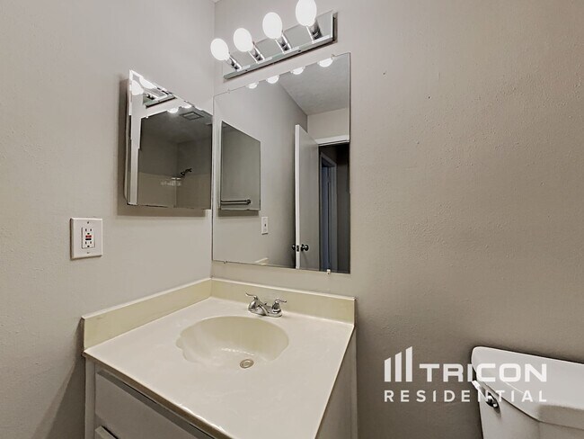 Building Photo - 707 Climate Dr