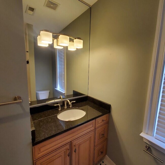 Building Photo - 143 S. Linwood Ave/4 Bed, 4.5 Bath TH in P...