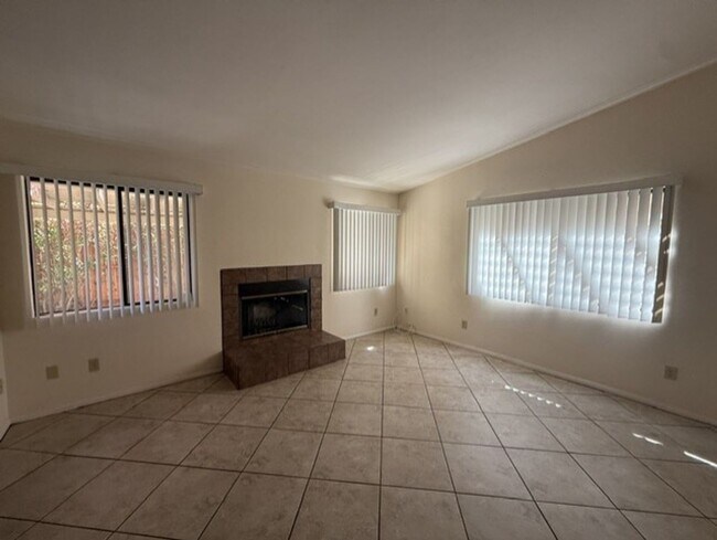 Building Photo - 52765 Avenida Diaz