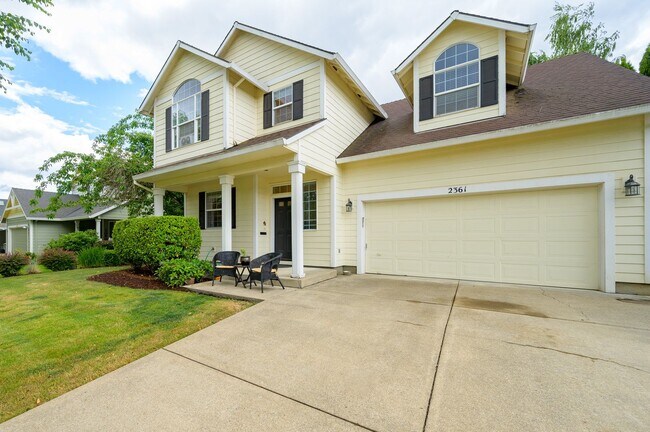 Building Photo - Large 3 Bed, 2.5 Bath Home in McMinnville-...