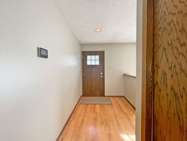 Building Photo - 4-Level Home with Fireplace & Big Yard is ...