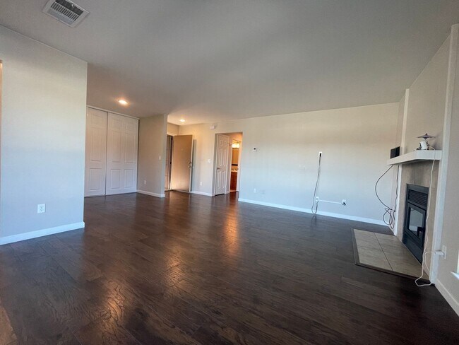 Building Photo - Beautiful Condo in Gated Community