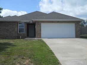 Building Photo - Spacious 3 bedroom house in Nixa!