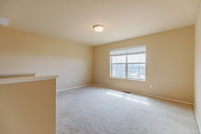 Building Photo - Beautiful Two Story House