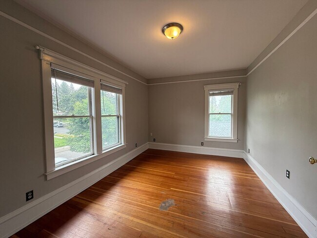 Building Photo - Elegant 2 Bed, 1 Bath Home on South Hill!