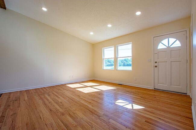 Building Photo - Beautifully Remodeled 3 Bedroom / 2 Bath i...