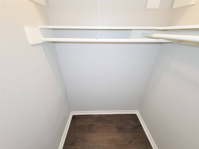 Building Photo - 6439 Oaknut Dr