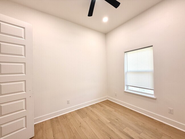 Building Photo - 921 S.Franklin Dr