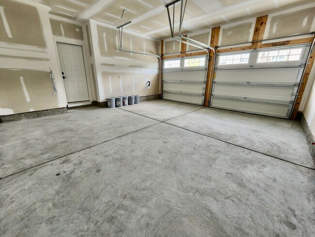 Building Photo - LIKE NEW Executive Home In Coveted Midtown...