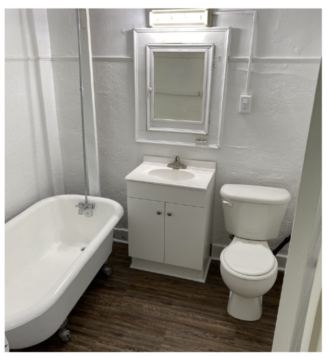 Building Photo - 580 W Clark St