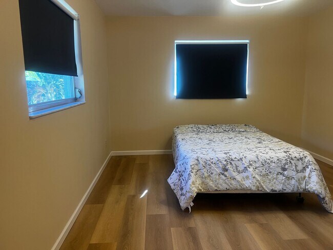 Building Photo - Immediate Availability on Newly Updated 2BR/2BA in South Venice