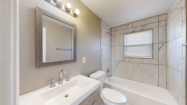 Building Photo - 3 bed 2 bath home with a carport in backyard