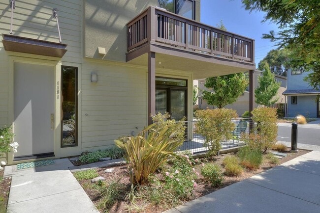 Building Photo - Exceptional End-Unit Townhome in Sterling ...