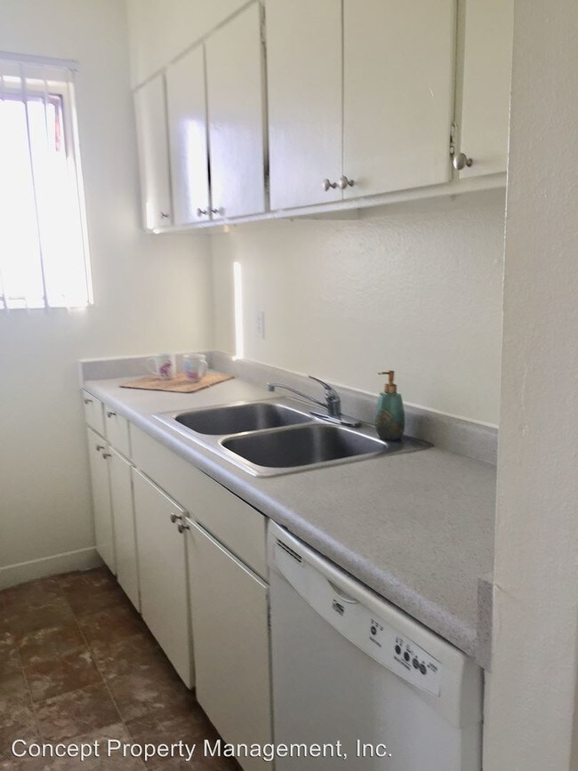 Building Photo - 435 E Warnock Ave