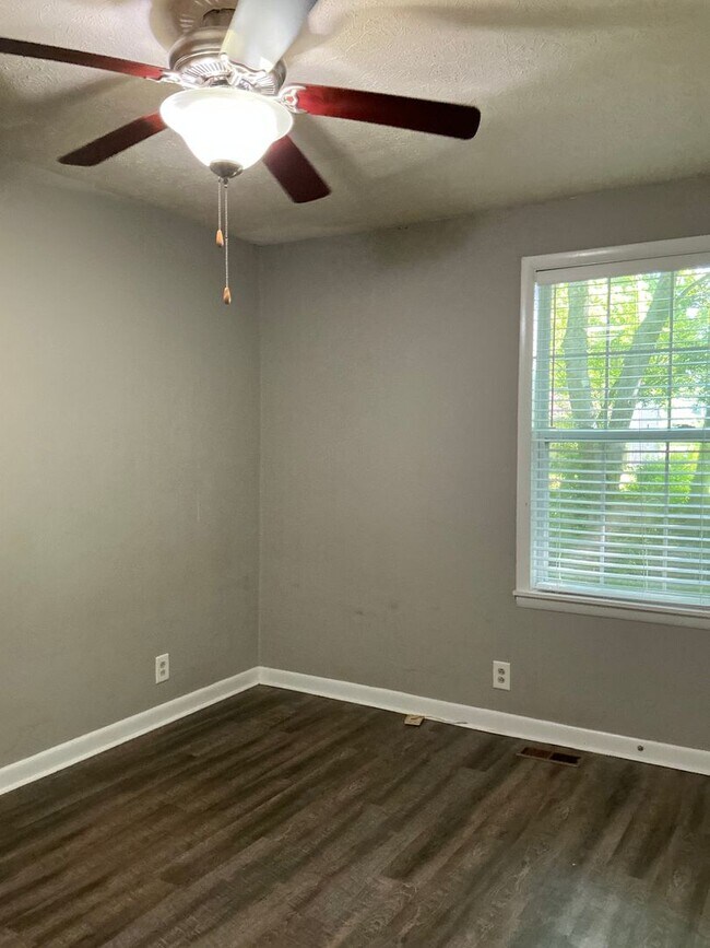 Building Photo - 203 Creekside Dr