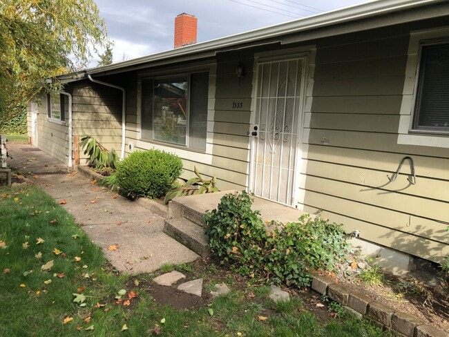 Building Photo - Updated 3 bedroom 1 1/2 bath home with a l...
