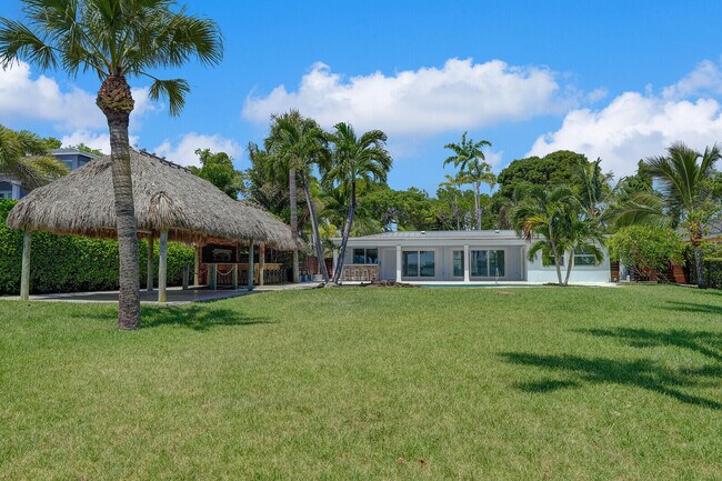 Building Photo - 930 S Lakeside Dr