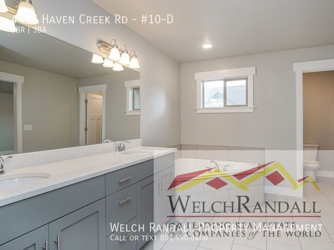 Building Photo - Spacious Townhome in West Haven