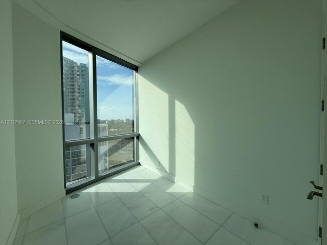 Building Photo - 175 SE 25th Rd