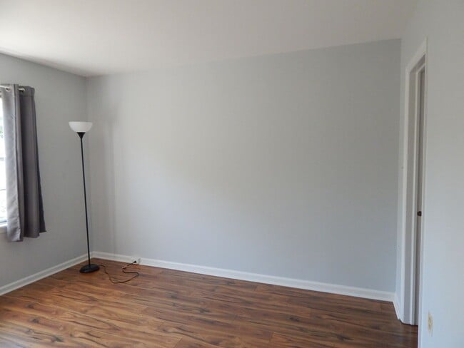 Building Photo - Cozy TH in Great Alexandria Location!