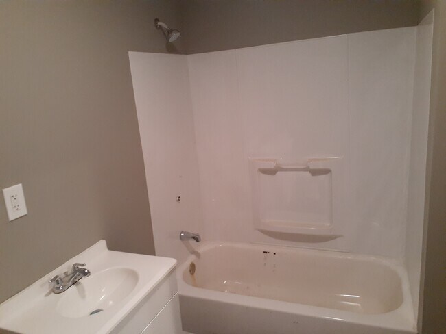 Building Photo - 828 Barnett Ave