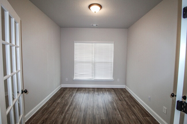 Building Photo - 412 Coles Way