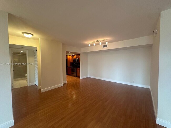 Building Photo - 1121 Crandon Blvd