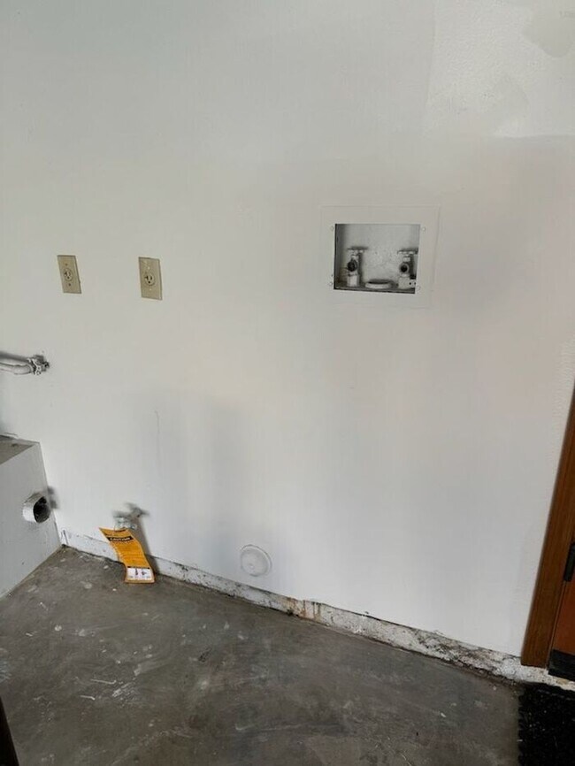 Building Photo - Beautiful 3 Bedroom House in Private Fontana Area CA 92337