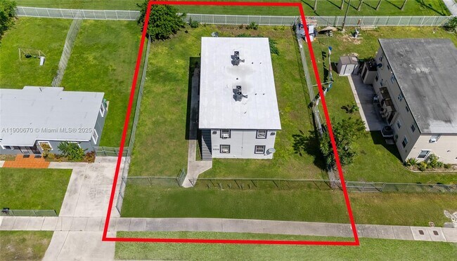 Building Photo - 10015 SW 170th Terrace