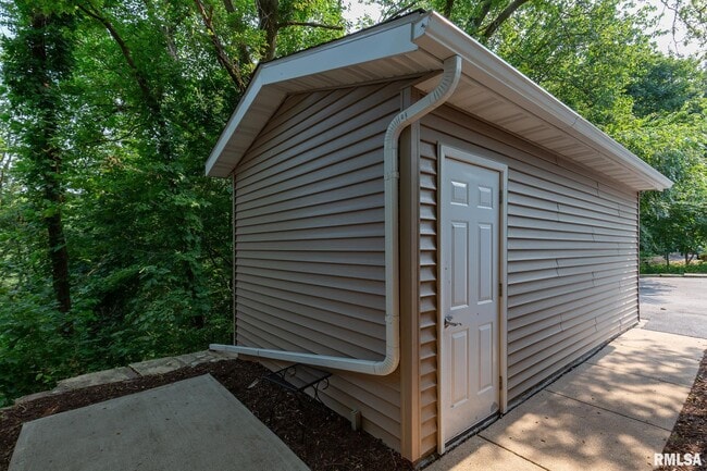 Building Photo - 4640 5th Ave