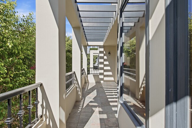 Building Photo - 10305 Almayo Ave