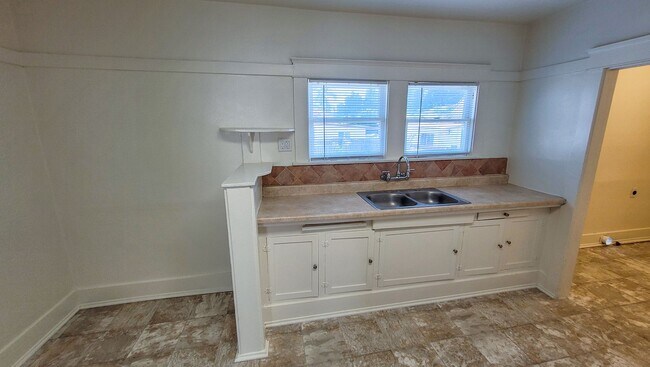 Building Photo - Vacancy at Whittier Duplex!