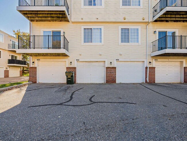 Building Photo - Available now!!Welcome to this charming 2-bedroom, 2-bathroom Condo in Sterling Heights, MI.