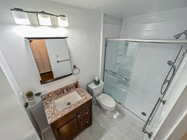 Building Photo - A Gorgeous 1 Bed 1 Bath Unit With Patio In...