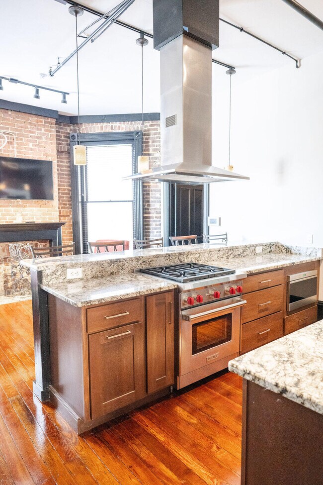 Building Photo - 275 S Limestone