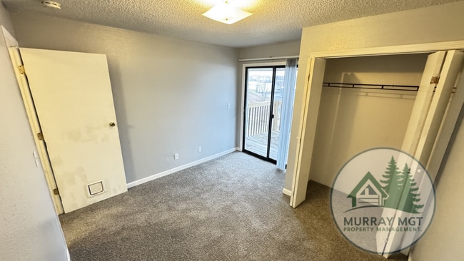 Building Photo - 2 Bedroom, 1 Bathroom Second Floor Apartment!