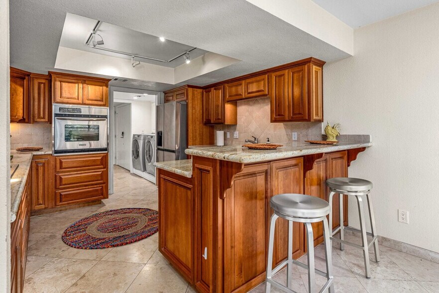 Building Photo - 2420 Torrey Pines Rd